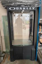 Oakley Vitrinekast - Verzamelaarsitem, Huis en Inrichting, Kasten | Vitrinekasten, Ophalen, 50 tot 100 cm, Glas, 150 tot 200 cm