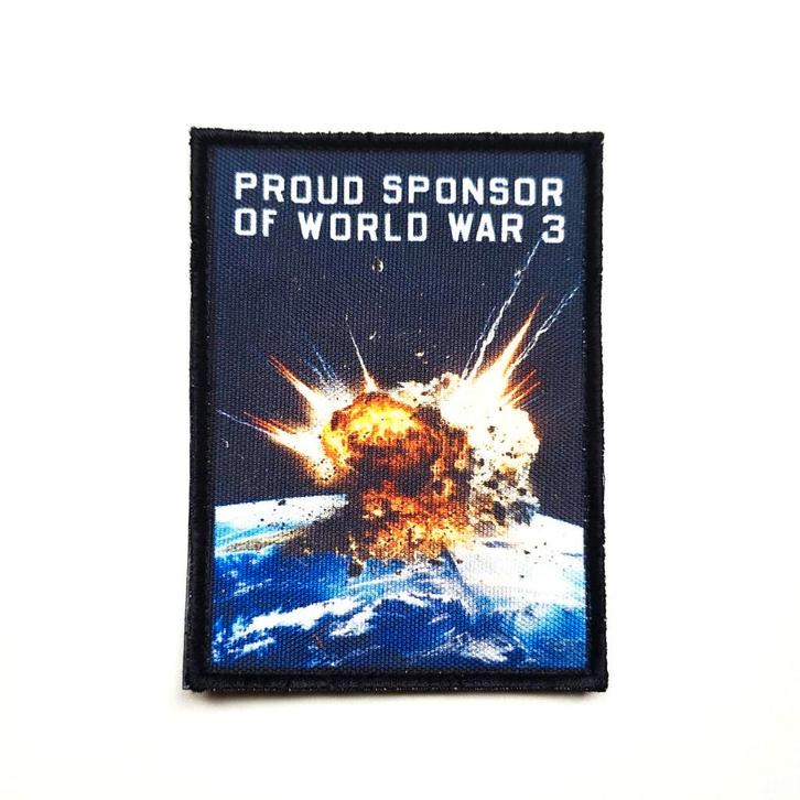 Morale Patch: "PROUD SPONSOR OF WORLD WAR 3", Verzamelen, Speldjes, Pins en Buttons, Nieuw, Overige onderwerpen, Ophalen of Verzenden