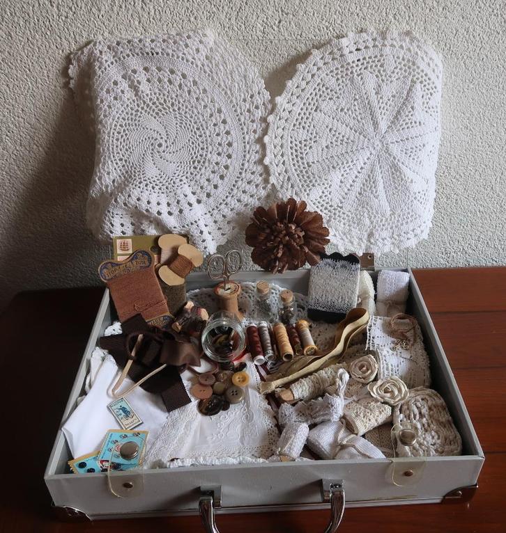Koffertje vol antieke fournituren kant kleedjes zakdoekjes, Antiek en Kunst, Curiosa en Brocante, Ophalen of Verzenden