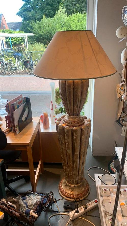 Staande achermelamp op bijpassende zuil., Huis en Inrichting, Lampen | Tafellampen, Zo goed als nieuw, 75 cm of meer, Ophalen