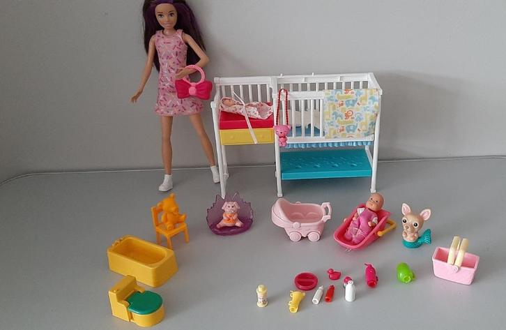 barbie Skipper met grote en kleine baby , bedje, wc, meubels, Kinderen en Baby's, Speelgoed | Poppen, Gebruikt, Barbie, Ophalen of Verzenden