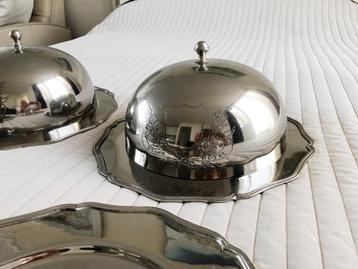 Twee cloches met vier onderborden beschikbaar voor biedingen