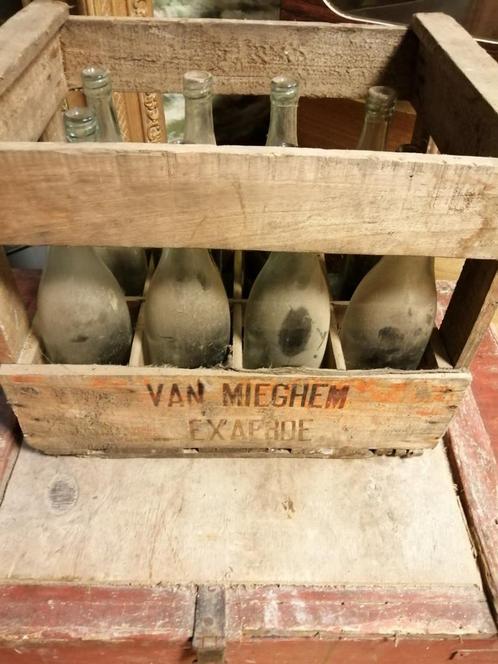 ZEER OUD KRAT MET OUDE FLESSEN IN MOOIE GELEEFDE STAAT. Leuk, Antiek en Kunst, Curiosa en Brocante, Ophalen