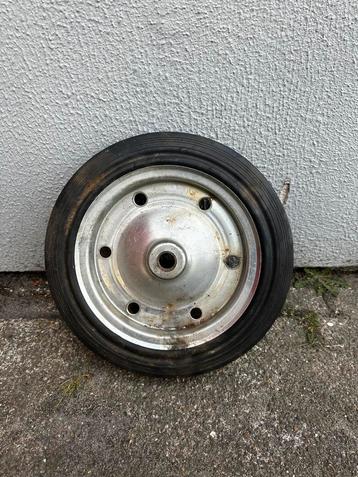 Grote magazijnwielen en neuswielen aanhanger beschikbaar voor biedingen