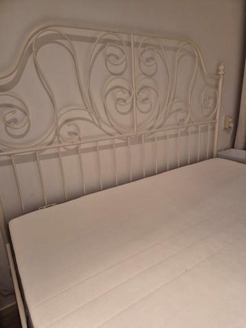 Metalen tweepersoons bed wit beschikbaar voor biedingen