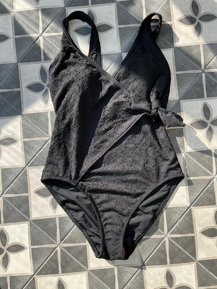 BEACHWAVE broderie anglaise corrigerend badpak met overslag, Kleding | Dames, Badmode en Zwemkleding, Nieuw, Badpak, Zwart, Ophalen of Verzenden