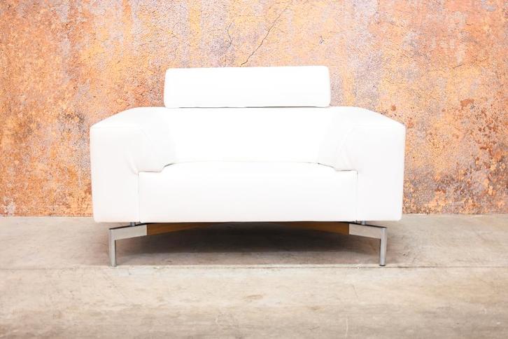 ZGANieuw witte leren Leolux Howlo design loveseat, Huis en Inrichting, Fauteuils, Zo goed als nieuw, Hout, Metaal, 125 cm of meer