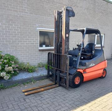 LINDE E25 Elektrische Heftruck Triplo 6 m (2016 accu) beschikbaar voor biedingen