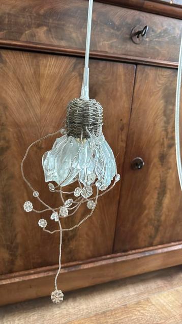 Twee hanglampjes van glas met kraaltjes beschikbaar voor biedingen
