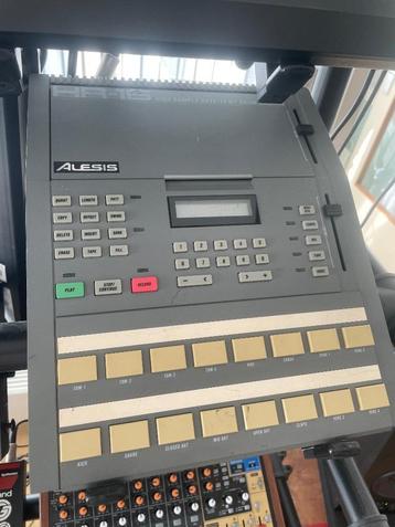 diverse synths en drum computers beschikbaar voor biedingen