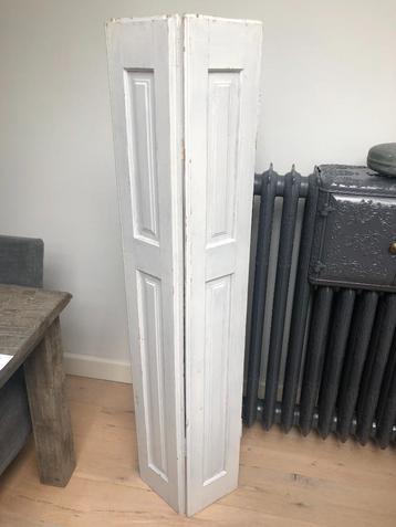 Brocante, hoog, dubbel houten luik-luiken, in originele verf beschikbaar voor biedingen
