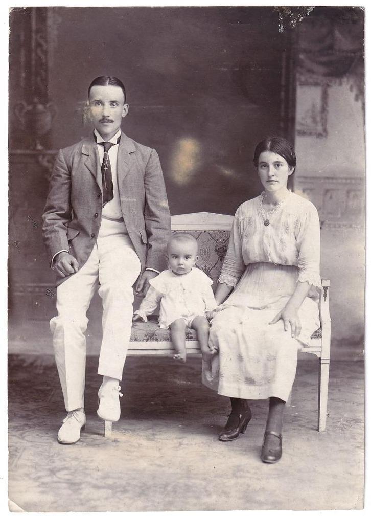 Foto - Gezin Echtpaar Kind Baby Bankje, Verzamelen, Foto's en Prenten, Gebruikt, Foto, Kind, Voor 1940, Ophalen of Verzenden