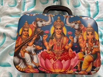 Metalen koffertje Lakshsmi, Saraswati, Ganesha en Krishna beschikbaar voor biedingen
