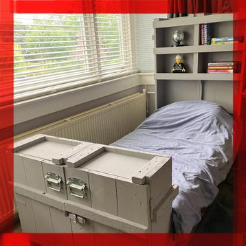 Stoer kinderbed met kastjes