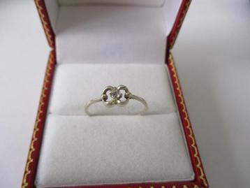 Oud zilveren ringetje 17 mm met steentje erin 835 zilver ZII beschikbaar voor biedingen
