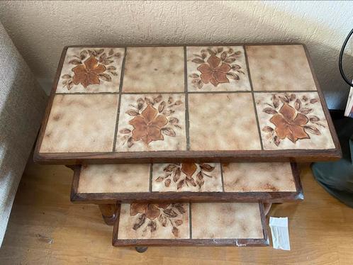 Set van 3 retro nesttafels – hout met tegels – jaren ’60/’70, Huis en Inrichting, Tafels | Salontafels, Gebruikt, Minder dan 50 cm