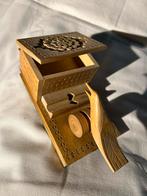 Houten sigarettendoos met vogel, mooi bewerkt hout, Verzamelen, Tabaksdoos of Verpakking, Ophalen of Verzenden, Zo goed als nieuw