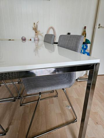 Zo goed als nieuwe Ikea eettafel met stoelen beschikbaar voor biedingen