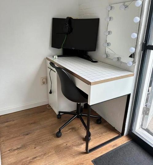 Micke bureau van IKEA, incl. zwarte bureaustoel., Huis en Inrichting, Bureaus, Zo goed als nieuw, Ophalen
