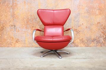 ZGANieuw rode leren Leolux Formi design draaifauteuil + poef beschikbaar voor biedingen