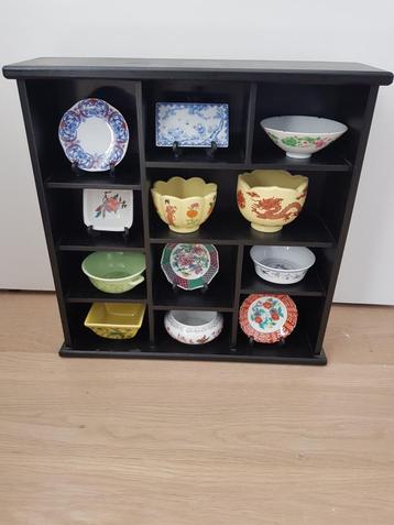 Zwart kastje met porselein.  beschikbaar voor biedingen