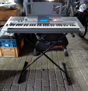 Yamaha PSR E403 keyboard op standaard + adapter beschikbaar voor biedingen