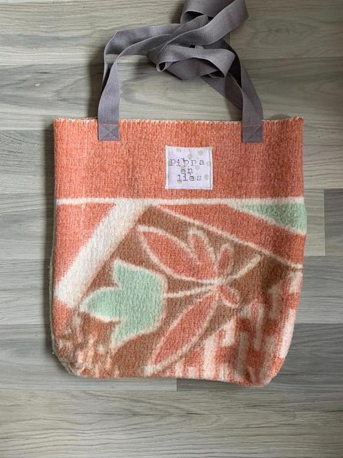 Tote bag vanPippa & Lies gemaakt vintage deken, Sieraden, Tassen en Uiterlijk, Tassen | Damestassen, Nieuw, Shopper, Grijs, Ophalen of Verzenden