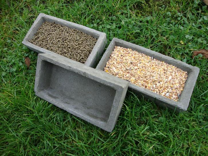 + Langwerpige Voerbakjes Van Cement Voerbakje +, Dieren en Toebehoren, Knaagdieren en Konijnen | Toebehoren, Nieuw, Voerbakje