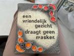 Vintage keramiek Wandtegel met spreuk een vriendelijk gezich, Ophalen of Verzenden