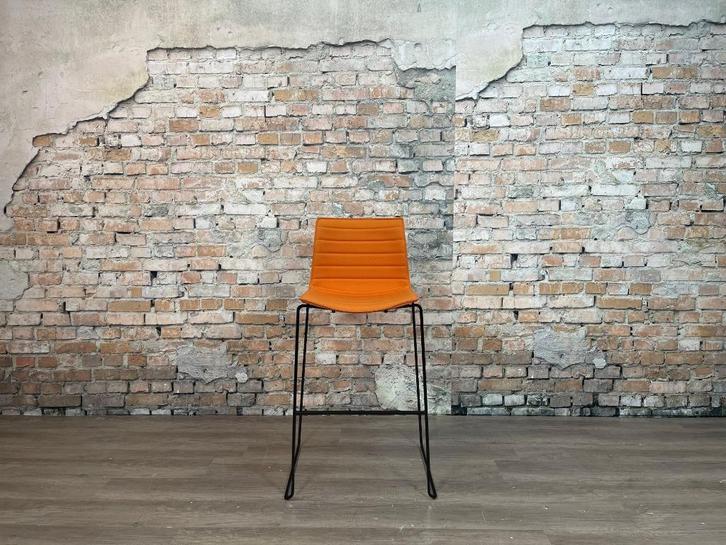 Meerdere Arper Catifa 46 bar stool  bij TheReSales, Huis en Inrichting, Barkrukken, Zo goed als nieuw, 90 cm of meer, Metaal, 5 krukken of meer