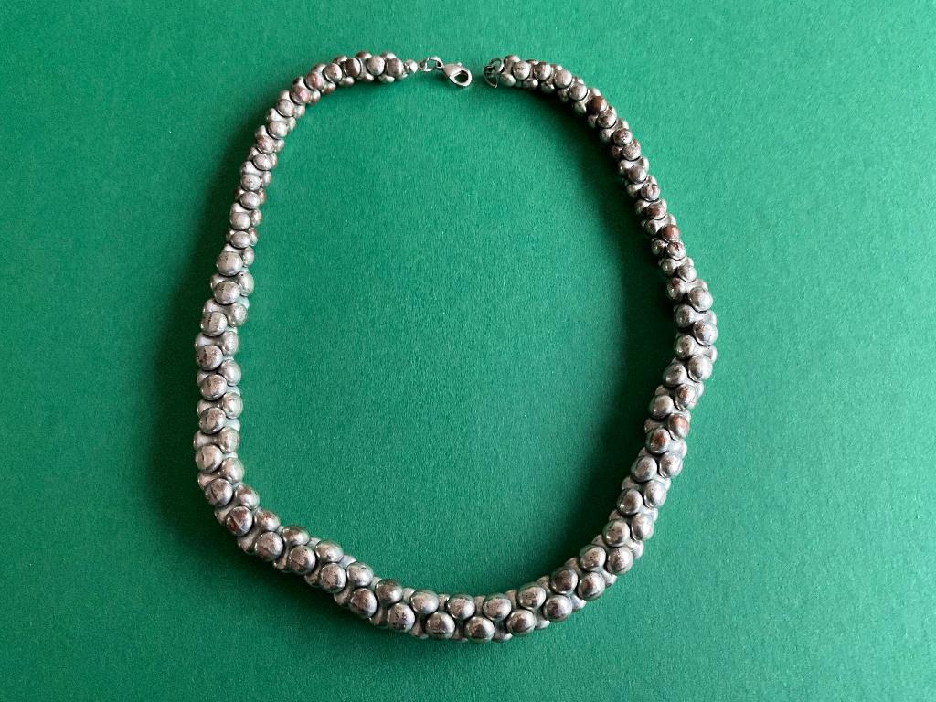Zilverkleurige ketting (stalen kralen), Sieraden, Tassen en Uiterlijk, Kettingen, Ophalen of Verzenden, Gebruikt, Zilver, Overige materialen