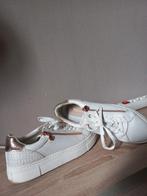 Witte sneakers met rosegouden details., Tamaris, Wit, Ophalen of Verzenden, Sneakers of Gympen