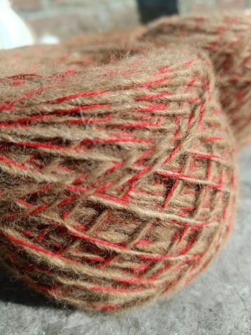 Handgesponnen alpacawol getwijnd met rood 495 gram (AW1) beschikbaar voor biedingen