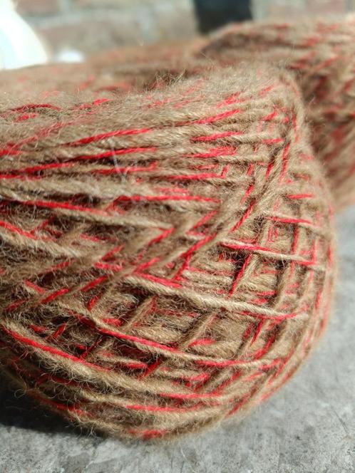 Handgesponnen alpacawol getwijnd met rood 495 gram (AW1), Hobby en Vrije tijd, Breien en Haken, Nieuw, Wol of Garen, Ophalen of Verzenden