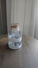 Glazen vaasje in wit metalen bakje 11 cm hoog, Gebruikt, Wit, Ophalen of Verzenden, Glas
