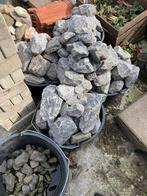 Vier emmers met grote grijzen / blauwachtige stenen, Tuin en Terras, Ophalen, Zo goed als nieuw, Overige materialen