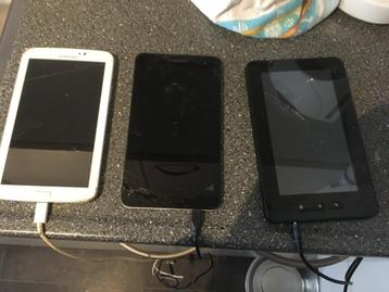 3 Stuks Tablet beeldscherm gebarsten gaan wel aan zie foto's beschikbaar voor biedingen