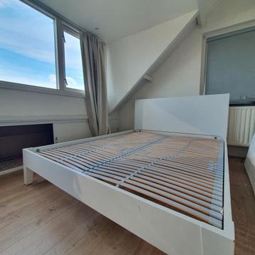 Bedframe hout inclusief lattenbodems, beschikbaar voor biedingen