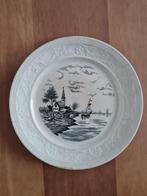 Antiek bord Petrus Regout met dorpstafereel en zeilboot, Antiek en Kunst, Antiek | Servies los, Ophalen of Verzenden