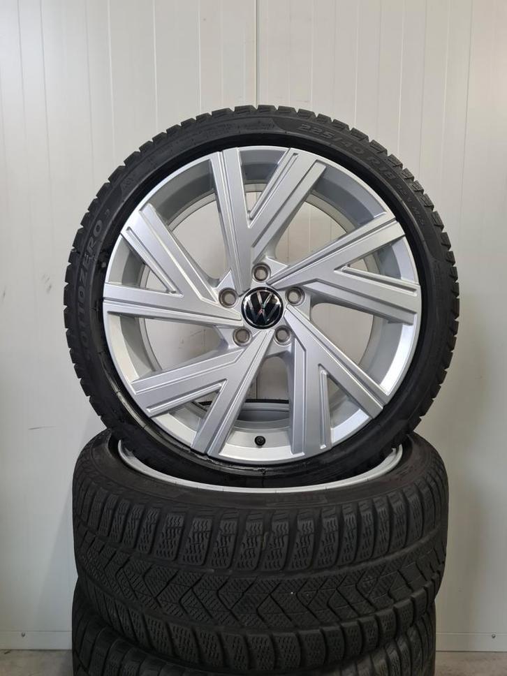 18' Volkswagen VW Golf 8 Bergamo met winterbanden, Auto-onderdelen, Banden en Velgen, Banden en Velgen, Winterbanden, 18 inch