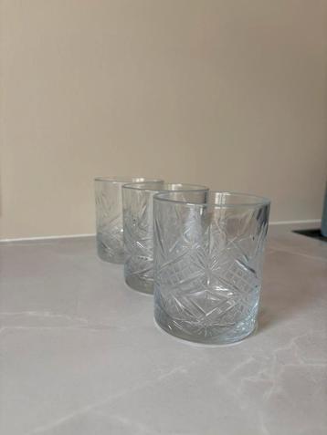 Drie waterglazen beschikbaar voor biedingen