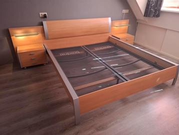 2 Persoonsbed met nachtkastjes beschikbaar voor biedingen