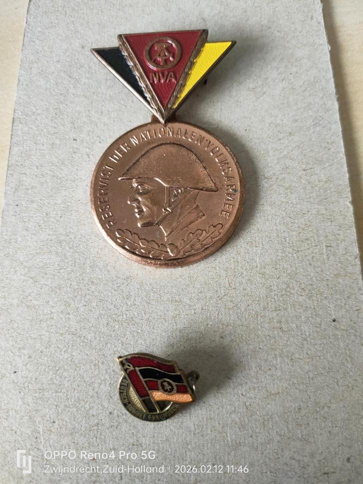 DDR militaria, Verzamelen, Speldjes, Pins en Buttons, Verzenden