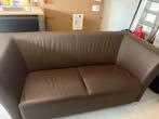 Bruine lederen tweezitsbank, Ophalen, Gebruikt, 150 tot 200 cm, Tweepersoons