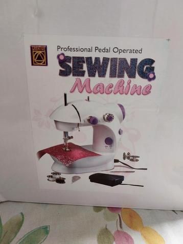 Mini naaimachine met pedaal beschikbaar voor biedingen