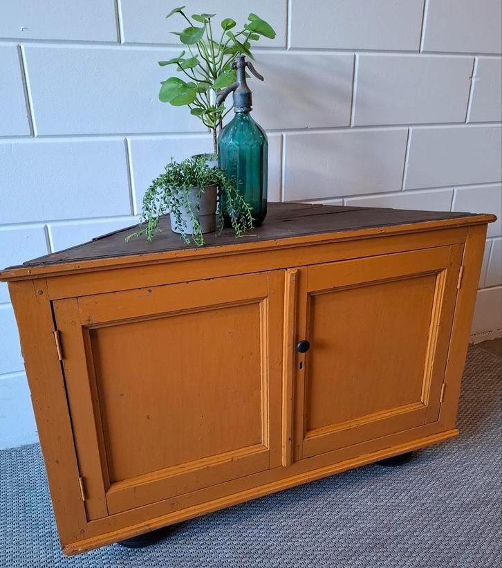 Vintage/Brocante houten hoekkast, Antieke oker gele kast, Antiek en Kunst, Antiek | Meubels | Kasten, Ophalen