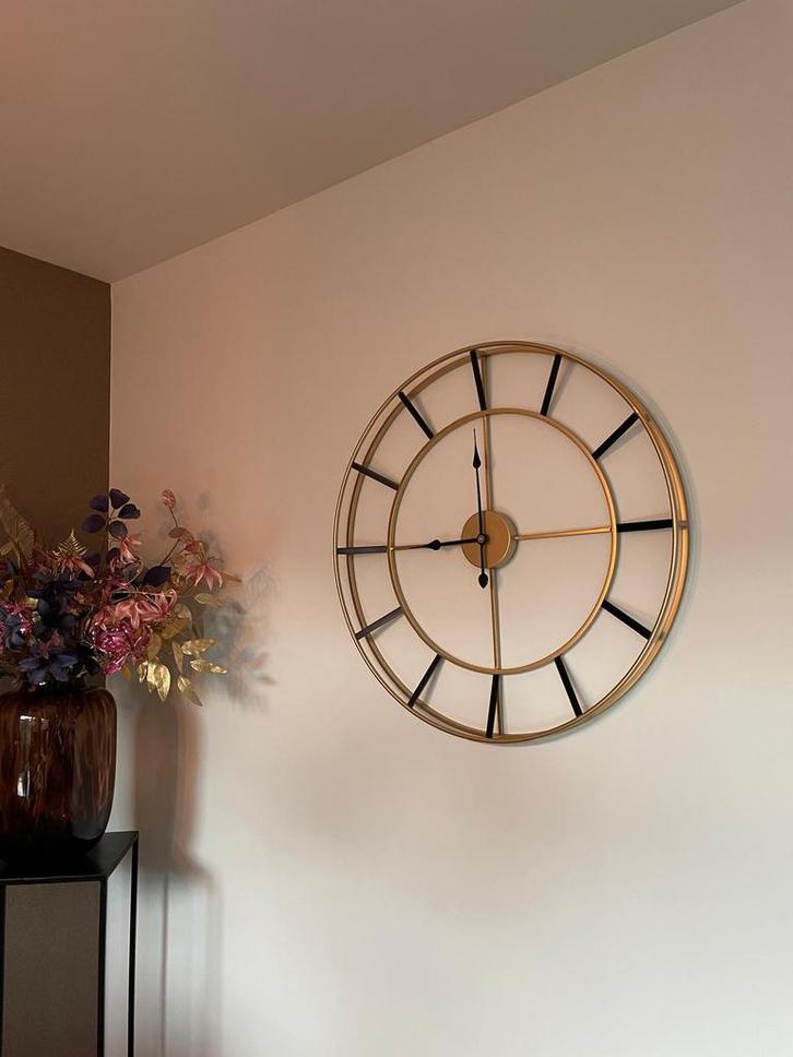 Grote Gouden Wandklok - Stijlvol Design, Huis en Inrichting, Woonaccessoires | Klokken, Zo goed als nieuw, Wandklok, Analoog, Ophalen of Verzenden