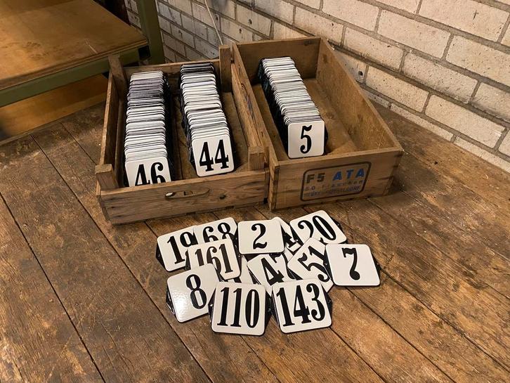 Antiek oud emaille huisnummer huis nummer huisnummers, Antiek en Kunst, Antiek | Emaille, Ophalen of Verzenden