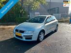 Fiat Stilo 1.4-16V Young ZO INGERUILD DUS ZO WEG PRIJSJE, Auto's, Fiat, Gebruikt, Zwart, Origineel Nederlands, Bedrijf