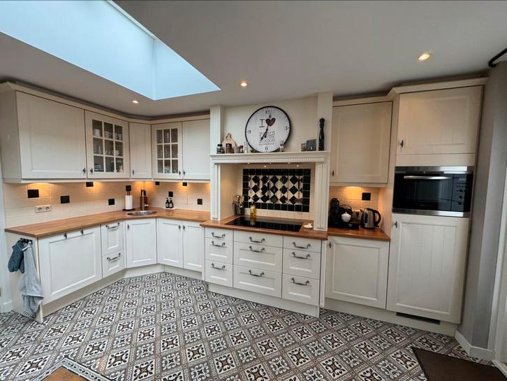 Gebruikte keuken met apparatuur., Huis en Inrichting, Keuken | Complete keukens, Gebruikt, Hoekkeuken, Crème, Kunststof, Ophalen